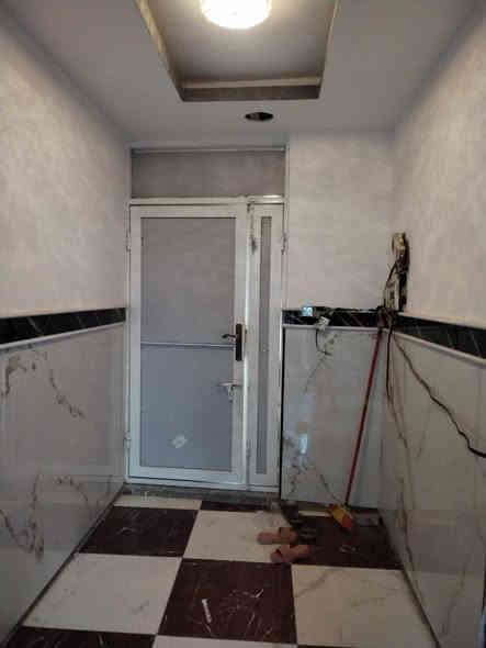 السلام عليكم بيت زراعي 50 متر عقد ١٧ في كربلاء شارع المدرسي شارع حسينيه ساقي عطاشى كربلاء بناء طابقين الاول صاله ومطبخ ومكشوفه وصحيات منفصله بناء بلوك صب كونكريت والطابق الثاني غرفه وصاله وصحيات مشتركه بناء ثرمستون الاساس والسقف كونكريت مسلح مع بيتونه والسطح مطبك فرشي  السعر ٣٧و نص مع مجال بسيط
مكتب العرداوي للوسائط العقاريه
هاتف/***********
