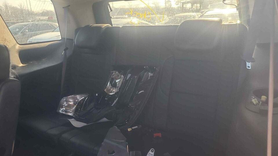 تاهو بريمير 2017 رقم بغداد دخول ضباط
موعد الوصول 30 يوم 
المواصفات

فول مواصفات 
V8 5300 المرغوب
كشنات جلد 
تدفئه وتبريد
مري شفط
7 راكب
كشنات سياحي vip
شاشه خلفيه
كامرة خلفيه 
حساسات 360  
رادارات اماميه وجانبيه وخلفيه 
الحادث : كما موضح بالصور
السعر : 273 ورقه وبيها مجال 
مكان الشركه بغداد زيونه
للتواصل : ***********
