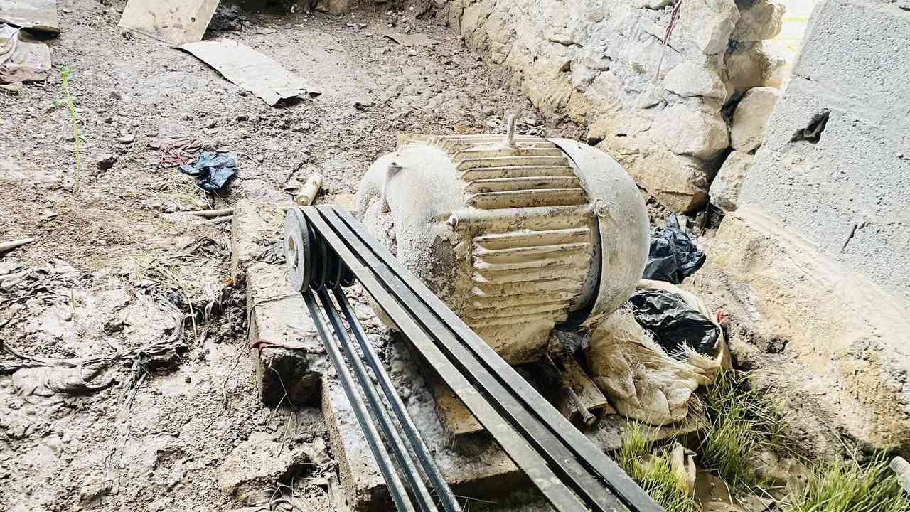 السلام عليكم
 ماكنة طحن للبيع تطحن حنطة وشعير وذرة صفره 
موطور ٥٠حصان مع بورد كهرباء كامل
العنوان قرية اشويرات
رقم الهاتف 
***********
