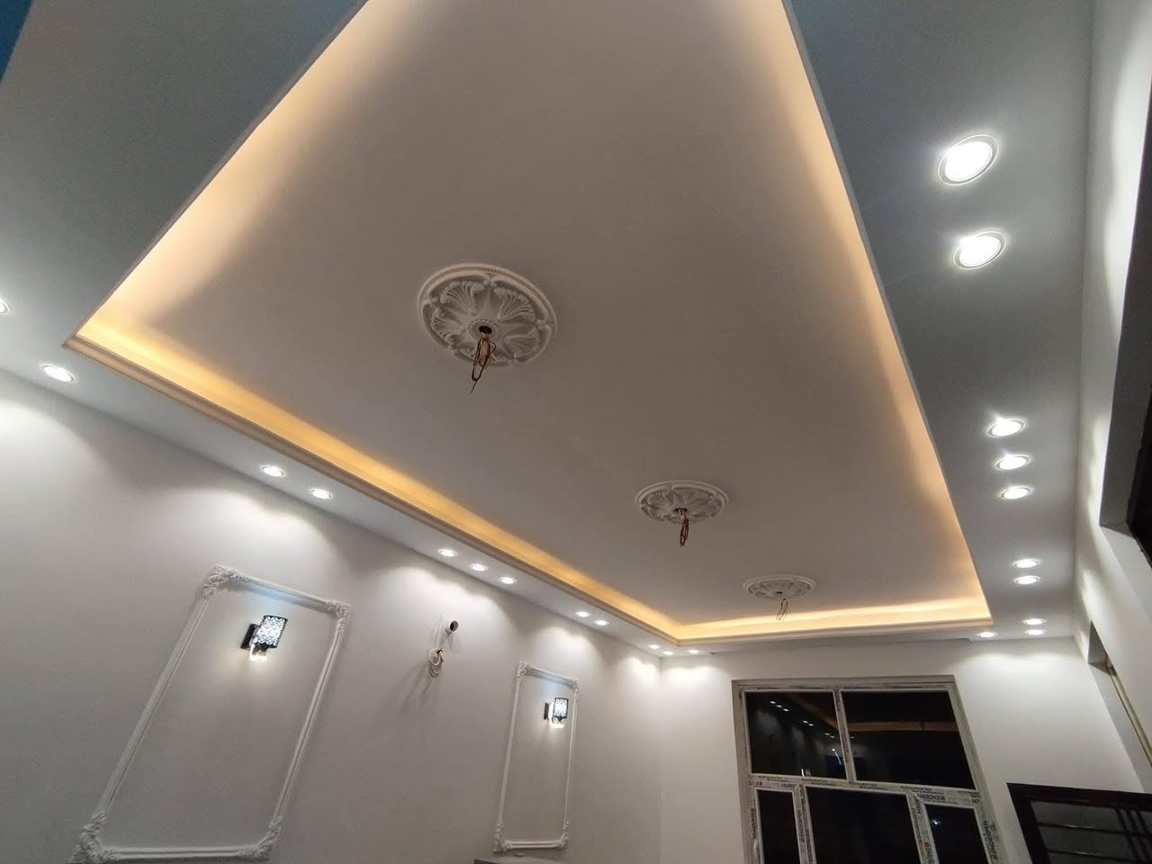 عيدكم مبارك
كل عام وانتم بخير 

بناء منازل 
درجة أولى 
نقد وبالتقسيط المريح
فقط محافظة ديالى بعقوبة 
( اقضية ونواحي)

🏗️ تندر بناء كامل - تسليم مفتاح

المرحلة الأولى: الأساسات

 • تنظيف الأرض، فحصها من قبل المهندس 
 • رش مبيد حشري مكافحة الأرضة والحشرات

⸻

المرحلة الثانية: أعمال البوكس 

  .عمل بوكس قياس 40*50 
( الشيش نوع العتبة،،، قياس 16 ملم ،،، اتاري (~4*1)
  . عمل وزن قياس 30 سم يشمل منه (10سم) صب باتلو 
  . تزفيت البوكس والباتلو معًا 
 • تنفيذ شبكة المجاري باستخدام أنابيب “ألبركة” الأصلي وأنبوب للمنهولات.
. صب الارضيه بالكامل ( صبة النظافة) بعد التصفية والحدل و نايلون زراعي وفلين مضغوط للجوينات 

⸻

المرحلة الثالثة: أعمال البناء

 • البناء بالطابوق الأصفر الجمهوري (معامل النهروان).
 • تأسيس خطوط السبالت والمرازيب.
 • البناء بارتفاع 3.50 م، ليكون ارتفاع الطابق الأرضي الصافي 3.50 م.

⸻

المرحلة الرابعة: أعمال القالب والسقف

 • تأسيس أنابيب الكهرباء والجكشنات داخل السقف. وانابيب  السبالت ، وانابيب تصريف مياة الامطار، وكاميرات المراقبة .
 • تسليح السقف باستخدام شيش العتبة الأصلي.
 • تنفيذ جسور الفراغات الكبيرة حسب الأسس الهندسية.
 • صب السقف باستخدام مواد مفحوصة مختبريآ 
والعمل يكون خبط يدوي وليس مركزي 

⸻

المرحلة الخامسة: الطابق الأول والبيتونة

 • تنفيذ بناء البيتونه والستارة
 . تنظيف السطح وغسلة بالكامل 
 . رش الفلانكوت للسطح بالكامل 
 . تزفيت السطح بالكامل والبيتونه 
 . بناء السياج الخارجي وبقواطع مسلحة 
 .تنفيذ وضع باب حديد سلايت خارجي 
 . بناء مخزن للمجاري 

 • الأشتايكر: تطبيق مادة الأشتايكر مع عازل (فلين ).

⸻
المرحلة السادسة :أعمال الكهرباء والماء والتشطبيات الخارجية

 • الماء: تأسيس 3 خطوط PPR (انبوب مسلح كوري المنشأ )، مع تأسيس خطوط تقطير للسبالت، وتشطيب الصحيات والخلاطات (منشأ تركي).
 • الكهرباء: تأسيس بأسلاك سنكل(أردني الفنار)، مع إنارة بضمان سنتين.

⸻
المرحلة السابعة:الأبواب والشبابيك والمحجرات
 • الشبابيك: حديد أو ألمنيوم حسب الطلب.
 • الأبواب:
 • خارجي: حديد.
 • داخلي: تركي (225 ألف).
 • الحمامات والمناور: PVC 
 • باب الصالة: حديد ثقيل.
 • المحجرات: ألمنيوم واللون حسب اختيار صاحب الدار.

⸻
المرحلة الثامنة:أعمال السيراميك والبياض والأرضيات.
 • السيراميك: إكساء جدران الحمامات والمطبخ بسيراميك (هندي، إيراني أو إسباني حسب الاتفاق).
 • البياض: لبخ الجدران سمنت بالجص والبو رك درجة أولى، مع عمل مساطر ومعالجة الطابوق.
 • الأرضيات:
 • كامل الدار والسلالم: بورسلين أو كاشي حسب الاتفاق
 • الحمامات: نوع هندي او ايراني حسب الاتفاق.
 • المناور والكراج: سيراميك مسلح حامضي.

⸻
المرحلة التاسعة:الواجهة
 • صبغ كامل للواجهة الخارجية بطلاء “جوتن”.
 • تسليم بعد تنظيف وغسل شامل للدار.

⸻
المرحلة العاشرة:هدايا مجانية لصاحب الدار
 1. ماطور ماء مع الربط.
 2. تأسيس منظومة كاميرات + بوكس إنترنت.
 3. خزان ماء سعة 1000 لتر.
 4. ديكور جبسن بورد للصالة.
 5. صبغ داخلي للدار بالكامل (أوف وايت أو أبيض).
 6. تصميم مجاني للخارطة والواجهة.

⸻

ملاحظات هامة
  .يتعهد صاحب الدار بتسليم المقدمة كاملة والاقساط الشهرية كلا في وقته واذا تأخر بشهر من الاشهر يسدد قسطين بالشهر الذي يلية
 . في حال اضافة اي فقرة غير متفق عليها خطيًا 
  يكون مبلغ عملها نقدًا 
  .فقرات البناء النهائية تكتب خطيًا خلف ورقة المكاتبة بين الطرفيين وبالشهود 
 • التندر يشمل المساحات من 100م² فما فوق، وعدد الطوابق 2 أو أكثر.
 • للمساحات الأقل من 100م²، يُضاف مبلغ يتراوح     بين 25 – 50 ألف دينار للمتر حسب المواصفات.
……………………..
للتواصل الاتصال 
***********
***********
     المقاول
حجي عبد
