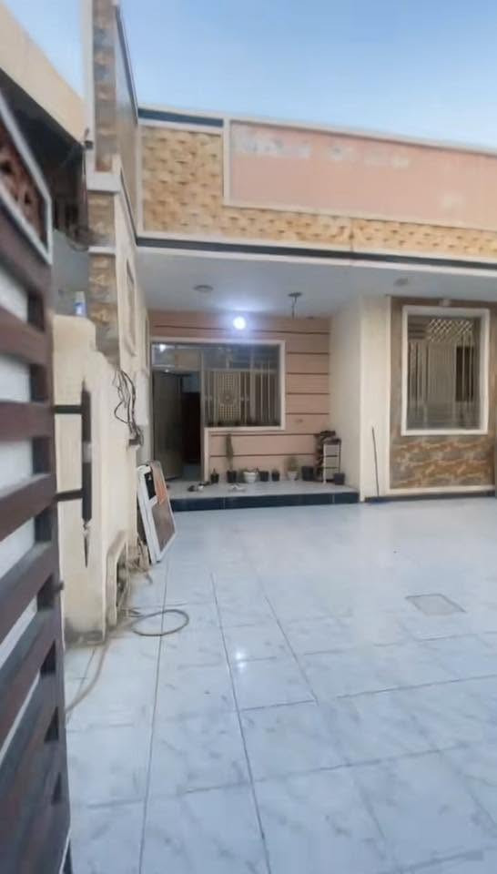 السلام عليكم بيت للبيع يحتوي  على استقبال ومطبخ سيراميك وحولي وغرفة نوم عدد ثلاثه   وصحيات داخليه وخارجيه وكراج سياره وحديقه 
العنوان / بغداد الراشديه شارع المراسمه قريب السدره ماركت  السعر /250 مليون وبيه مجال للشراي للاستفسار أكثر يرجى الاتصال على الارقام التاليه :
***********أتصال + واتساب
***********
