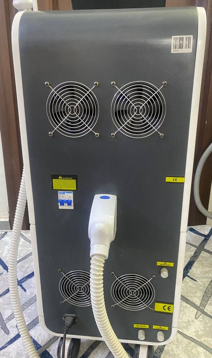 جهاز ازالة الشعر بالليزر كانديلا الثلجي الاصدار الجديد 
مستعمل قليل 50 مليون ضربة 
يعمل على تبيض المنطقة بشكل بسيط ويعالج جلد الاوزة 
الفرق من اول جلسة 
للاستفسار ***********
