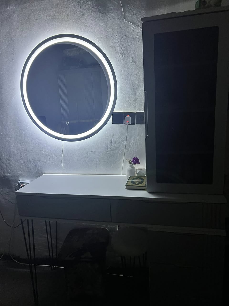 سلام عليكم غرفت نوم للبيع  فصل تركي  ثقيل شرط وضمان وفصلته على ايدي خشب عراقي درجه أولالى 
قنصور 6ابواب   نضام ابواب شفط وميز توليت فصل شرقي  وجكامج نضام شفط  وتخت وجكامج مال تخت  وهاي كله على ايدي فصال كلو درجه اولالى  وشط خشب ثقبل وضد ماي والرطوبه وبي ضمان خمس سنين والوصل موجود الغرغه كلفتني مليون 600 وعارضه اب مليون 300
وبيه مجال 
عنواني موصل يارجمة  الشرقيه الاولى 
***********
بي وتساب 
وشكرآ
