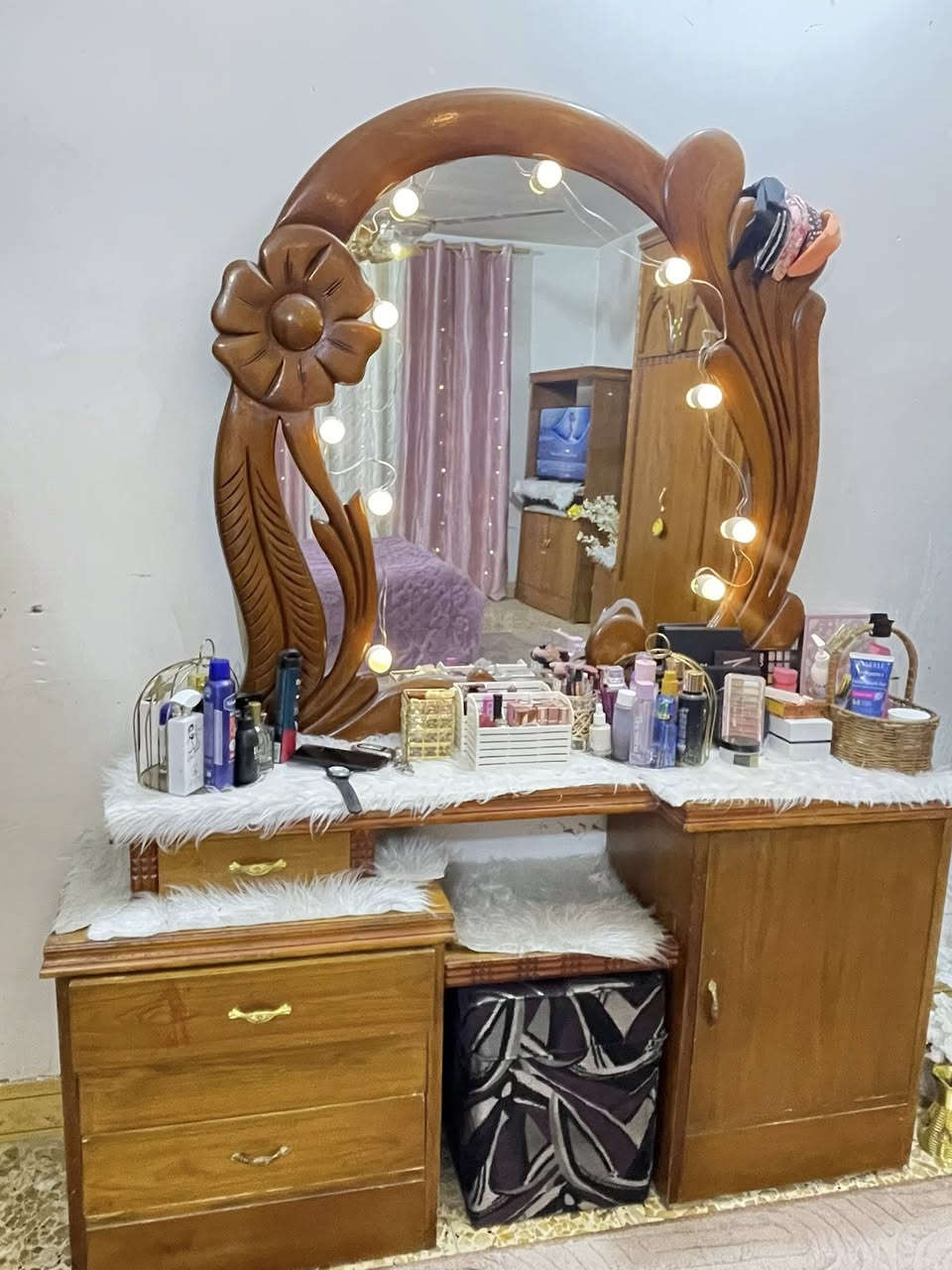 السلام عليكم  غرفه تكمه صاج خارج داخل ارتفاع الكنتور مترتين ونص  نضيفه جدا. يحتاجله بعض الترتيبات البسيطه انته تسويهن بلبيت مع (( الدوشك. والبردات ))  س. ع. ر. 900 والشراي بي خير ويتدلل هاتف اتصال + واتساب ***********. مكان الشيخ حمد
