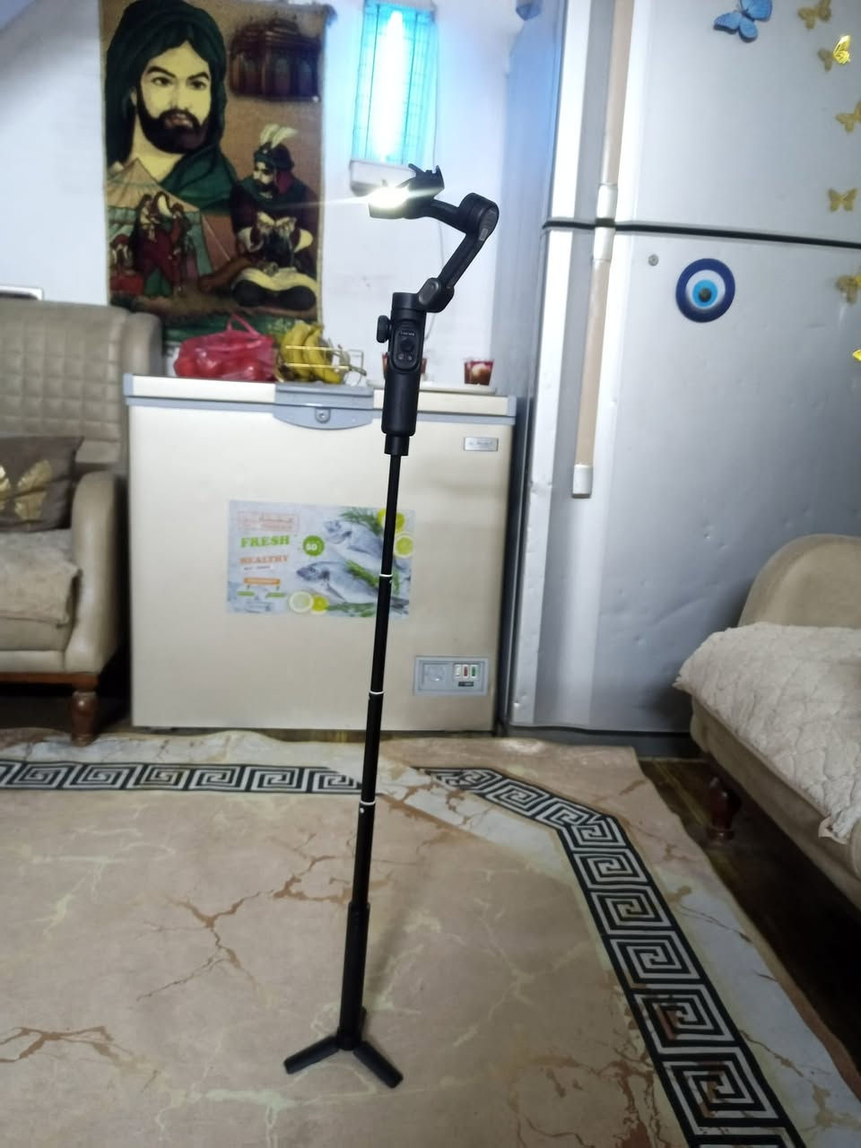 اوزمو 
هذا المنتج هو AOCHUAN Smart XE، وهو مثبت جيمبال (Gimbal) ثلاثي المحاور للهواتف الذكية. 
يتميز بتقنية تثبيت Smart 7.0 لضمان تصوير فيديو خالي من الاهتزازات.
يأتي مع ضوء تعبئة مغناطيسي RGB قابل للفصل لتحسين الإضاءة أثناء التصوير.
يتميز بتصميم قابل للطي، مما يجعله محمولاً وسهل التخزين.
عمر البطارية يصل إلى 10 ساعات.
الاتصال على الرقم ***********وتساب متوفر السعر 85قفل
