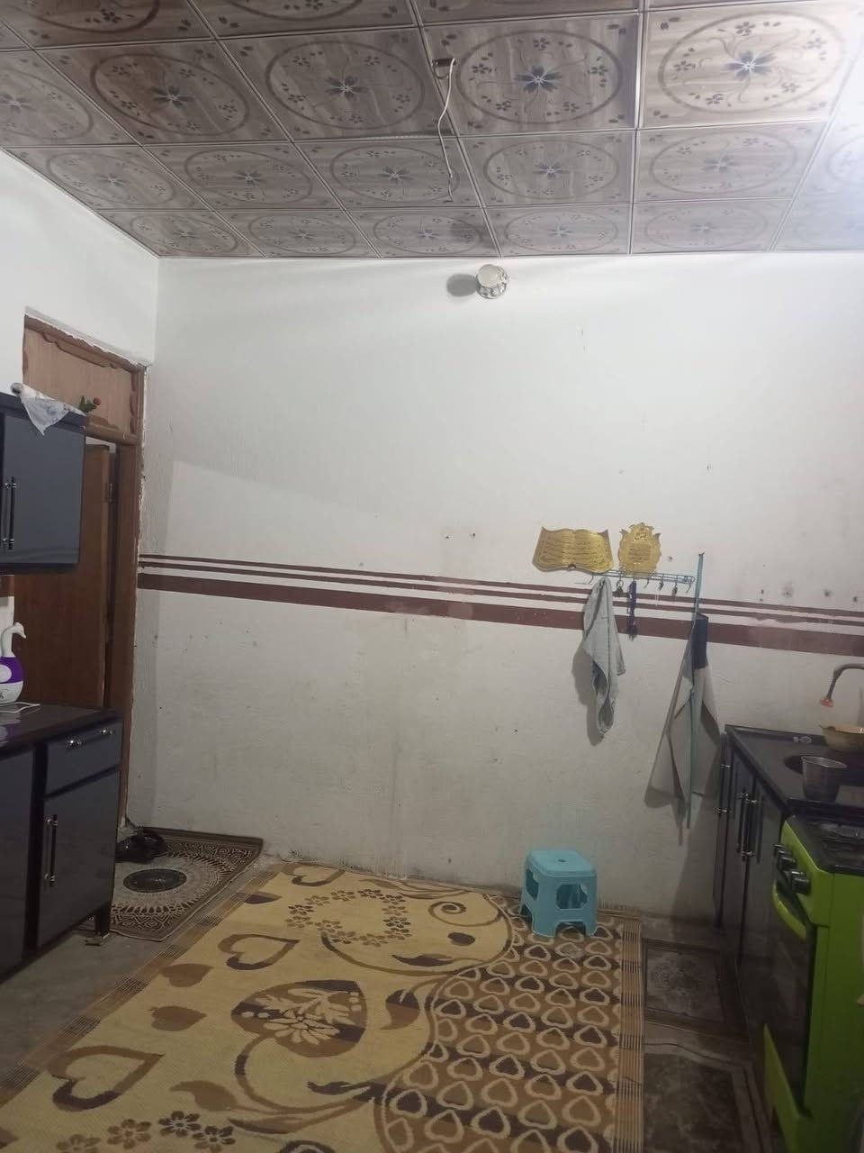 دار زراعي 100م للبيع غرفه وصاله ومطبخ وصحيات وطارمه كبيره بناء بلوك اساس تجعيب سقف عگاده براكيه شارع المطار القديم الفرع المقابل المولده الاولى السعر 22  بيع نقدا فقط
للاستفسار اتصل ***********
