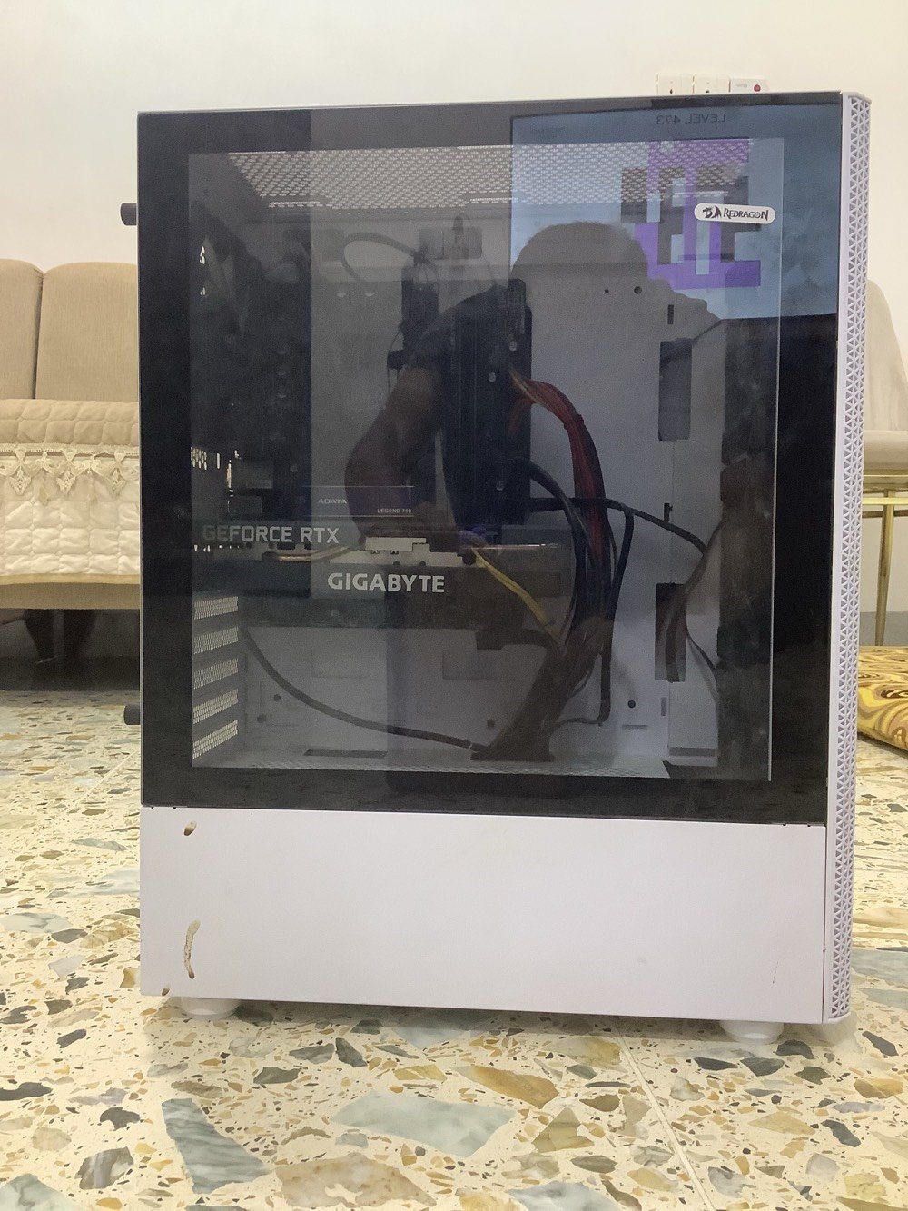للبيع تجميعة ألعاب (Full Gaming Setup) بحالة ممتازة ونظيفة جداً:
 المعالج (CPU): Intel Core i5-9400F
 كرت الشاشة (GPU): NVIDIA GeForce RTX 3050 (8 GB)
 الذاكرة (RAM): 16.0 GB
 نظام التشغيل: Windows 11 Pro
 الكيس (Case): Redragon بتصميم عصري (White Edition) مع فلاتر غبار نظيفة وترتيب احترافي للكابلات.
محتويات الحزمة:
 كيس الحاسبة (بمواصفات أعلاه).
 شاشة HP.
 كيبورد جيمنج.
 ماوس.
 سماعات خارجية.
ملاحظات:
 الجهاز نظيف جداً من الداخل والخارج، ووضعيته ممتازة.
 التجميعة جاهزة للعمل مباشرة (Plug & Play)
مع يو بي إس أربع ببطاريات السعر825بي مجال الرقم***********عل الواتساب