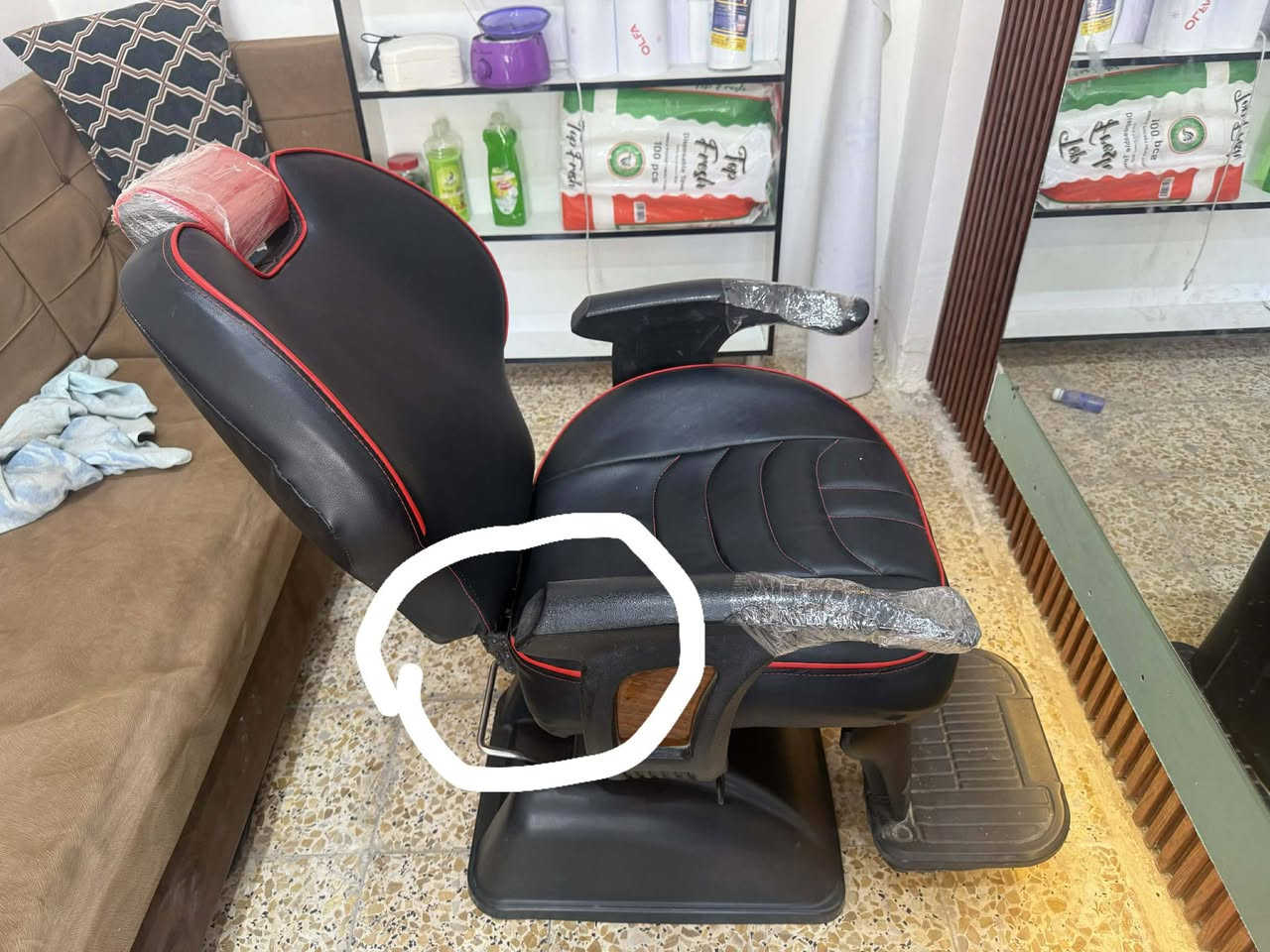 مثل ماموضح كرسي جك  بي خلل يرادله تصليح بسيط  ولحيم بضهر بس جك يشتغل ما ضهر ومال تصعيد وتنزيل  بس عيبه من يكعد علي زبون ينزل يعني يرادله تصليح جك او تجفيت *********** او خاص كوت خاجيه ثانيه
