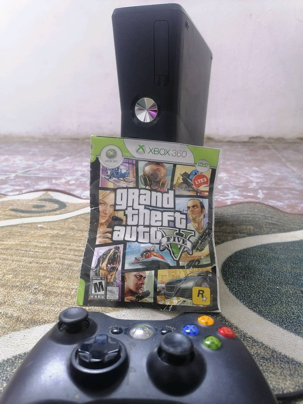 سلام عليكم ورحمة الله وبركاته.. XBOX360   الاصلي يحتوي على تخزين اكثر من ٢٥ لعبة + ثلاث جوستك اثنين سلكي واحد لا سلكي.. ويمكنك ربطه على الانترنت والتحديث وتنزيل الالعاب..
حبيبي شنو الموديل بالضبط؟ هل هو Xbox 360 S لو E وكم سعة التخزين بيه (مثلاً 250GB أو 500GB)؟: 
***********