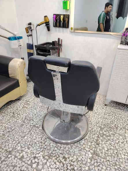 كرسي حلاقه شبح واحد كشي مابي فقط جك الصعود ونزول  عاطل. للبيع. عنوان كربلاء حي العباس***********السعر 250
