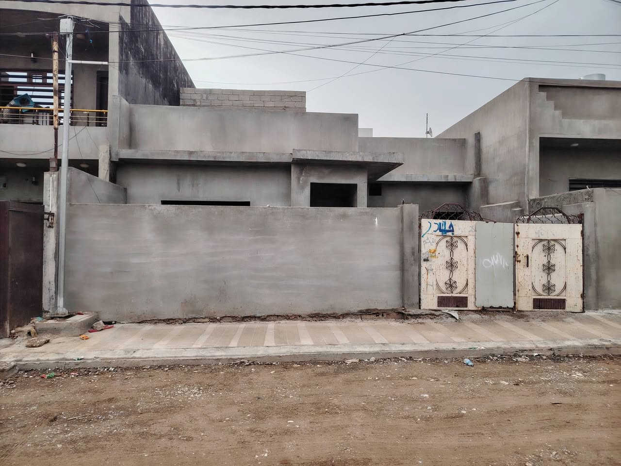 بيت 200متر للبيع حي بدر خلف مول حسين ثالث فرع من الشارع العام البيت مصبوب لاش مأسس مجاري ملبوخ باقي بياض وكاشي وكهربائيات السعر 59بي مجال للشراي ***********
