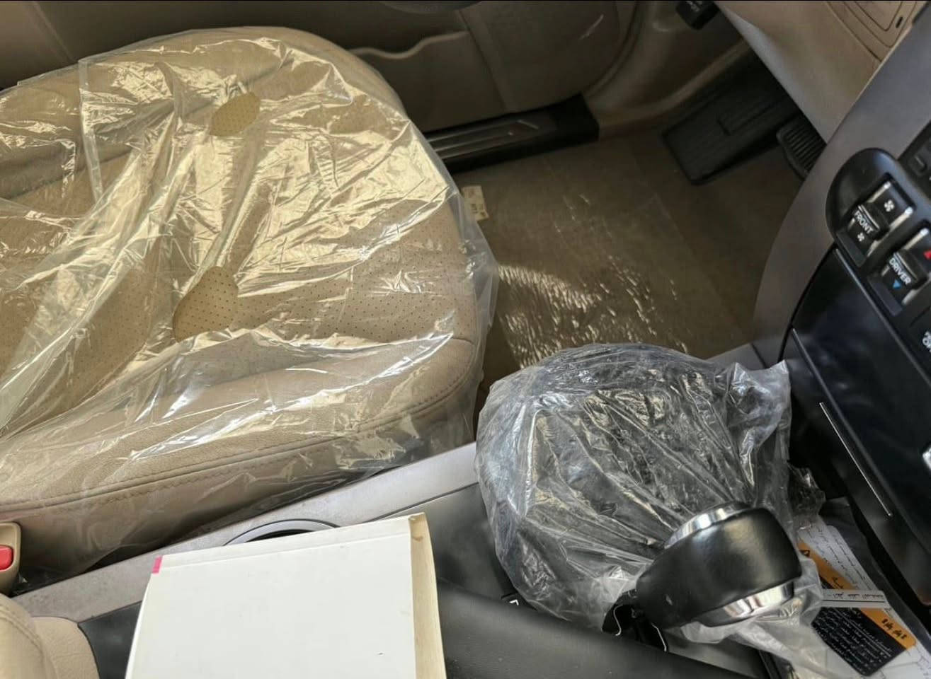 Mmmmk
السلام عليكم 
(قطعه نادره وتحفه) 
كيا موهافي جديده جدا شبه زيرو بلنسبه موديلها سياره جديده 
ماشيه ٤٠ الف 
فول ١/١ مواصفات خليجيه كفاله عامه من كل شي 
للعلم سياره ماخذها زيرو بسنتها من شركه القلم مواصفات خاصه فول ١/١ ماخذها اني شخصيا ع ايدي زيرو ٢٠١٣ بسنتها وضلت عندي محافظ عليها كفاله بدون صبغ ولا حادث ولا تبديل 
فابلون الاصلي ع بنيد والقماره شرط الاصلي 
كتلوكات ضمان شركه كتبها كلهن وياها 
مكاني بغداد ورقم بغداد جديد وهزه جديده سنويه جانت ساقطه اني جدددتها 
***********
