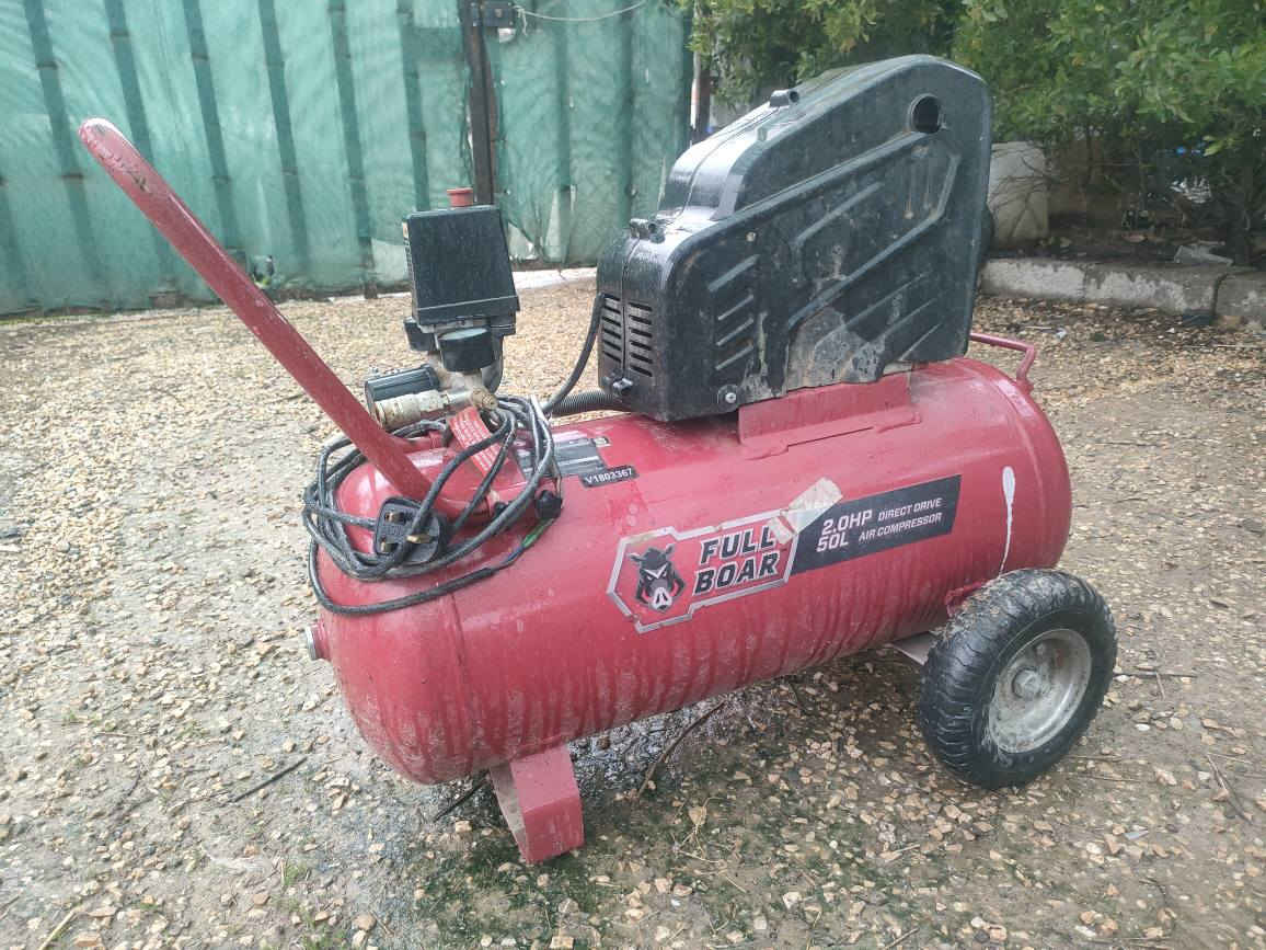 كومپريسةرى هةوا بؤفرؤستن 
ايشناكات ماتؤرى سوتاوة 
سعرى 80 هةزار لة هةولير 
***********
حجمى 50 ليترية  زؤر كةم ايشى كردووة أربيل, العراق
