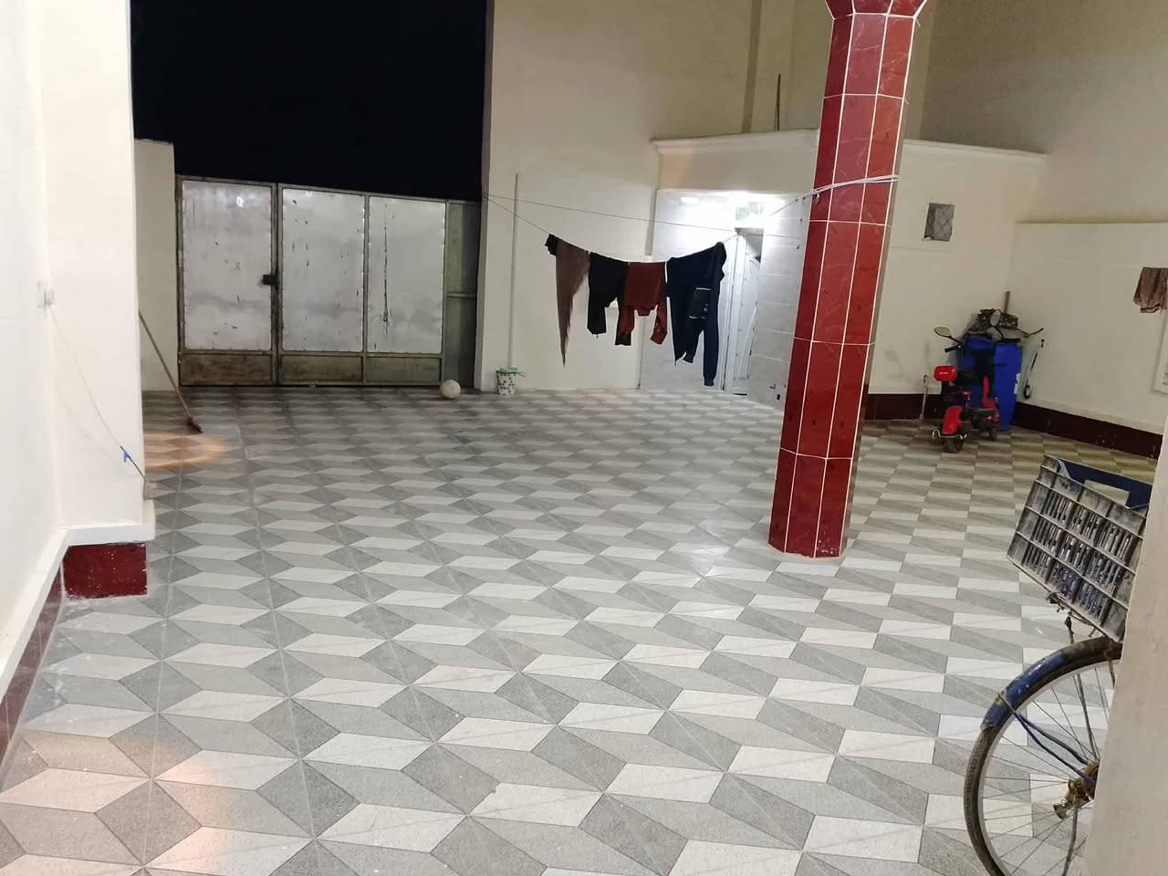 السلام عليكم يوجد بيت للبيع بحي العمال يم هديل ام صالون عل يدك اليمين اخر بيت يم جبل 
ستفسار ***********
