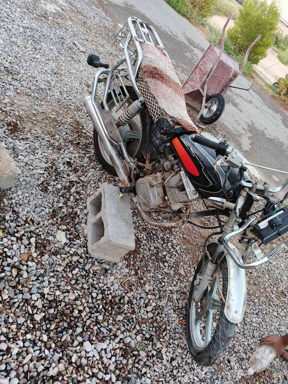 سلام عليكم دراجه متروكه طافيه يرادله بلك وتنضيف كابريتر شغاله بس متروكه خمسه كير سلف هندر ابيع كوم حديد ب 150الف مكاني بعقوبة تقاطع القدس دور زراعه ***********اوراق كامله
