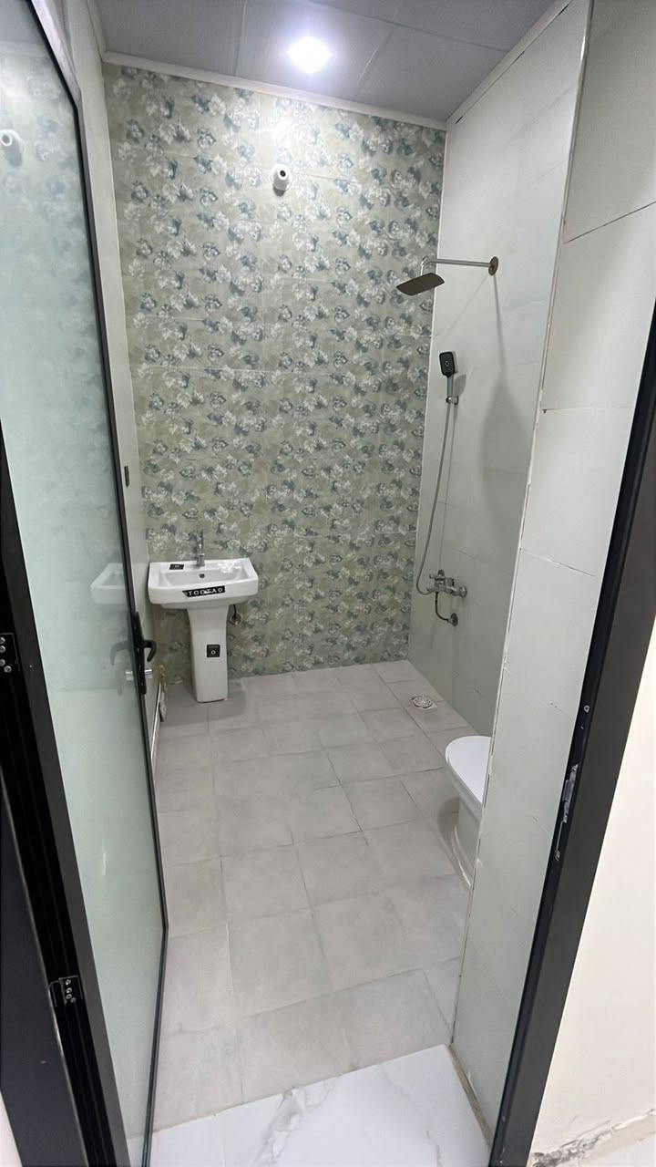 بيت للبيع مساحه 150م طابقين 
اسهم قرب المستشفى التركي 
الطابق الاول استقبال وغرفه وصاله ومطبخ وصحيات داخليه وخارجيه 
والطابق الثاني غرفتين وصاله 
الاستفسار ***********
