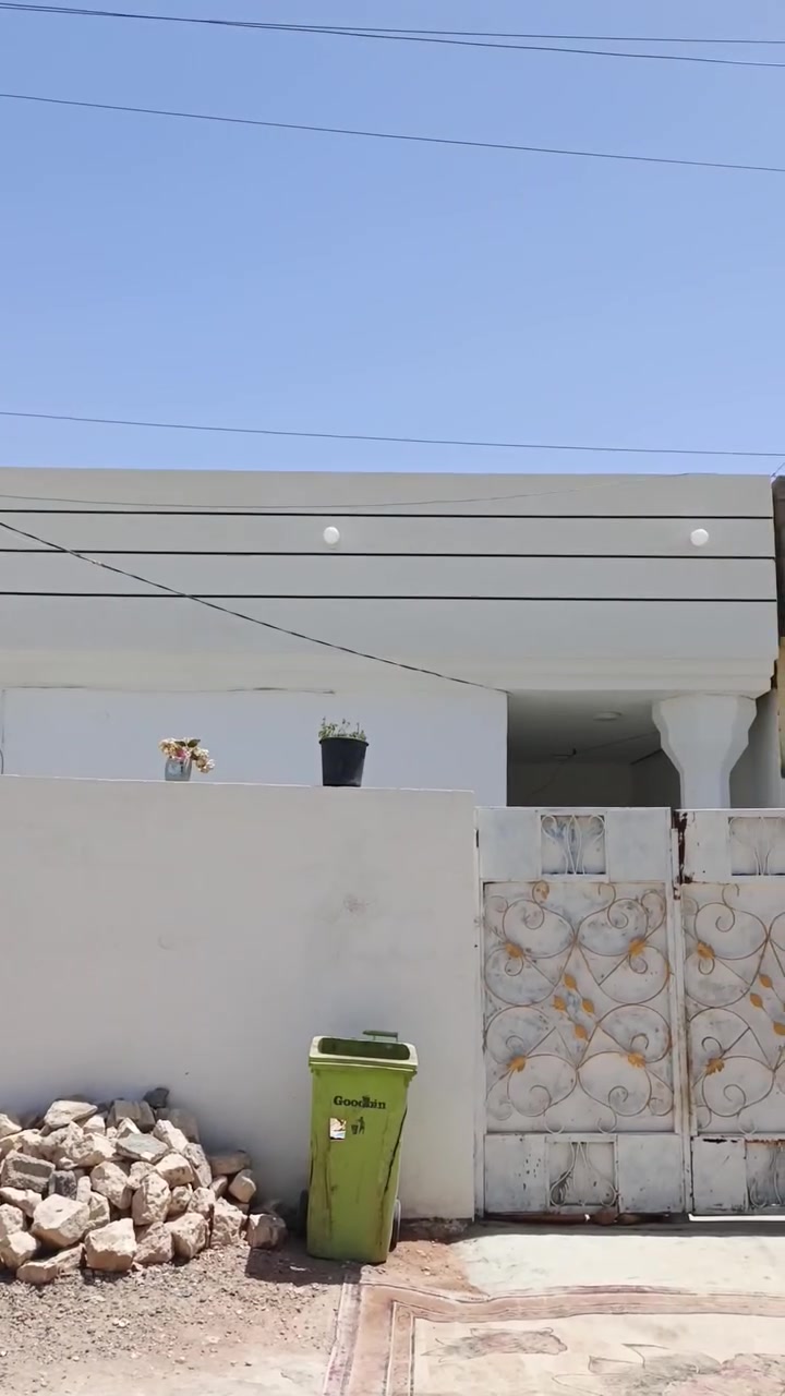 اخوان السلام عليكم يوجد بيت طابو مقابيل مدرسه مطلع الفجر البيت يتكون من غرفتين وصاله ومطبخ مساحه البيت 250  رقم الهاتف واتساب ‏‪***********‬‏
