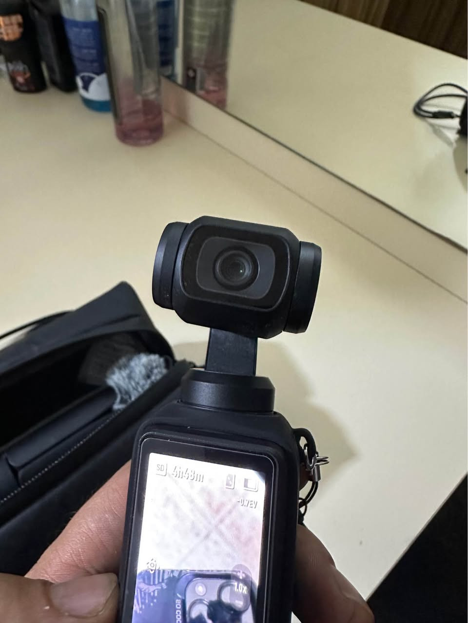 سڵاو هاوڕیانی ئەزیز 
Osmo pocket 3creatour combo 
بۆ فرۆشتن بەکارهاتووی مەنگێکە خۆ هەڵم پچراندوە خاوێنی ١٠٠/١٠٠هەموو شتەکانیشی لەگەڵە و کەڤەریشم بۆی کڕیوە کەوا دەعی سەر لێنز وە دەرعی شاشەی پێوەیە وە دوو لایتی لیدیشی لەگەڵدایە
وە بۆ زانینی نرخ دەتوانین نامە بنێرن یان پەیوەندیمان پێوە بکەن گەیاندنیشمان هەیە 
*********** أربيل, العراق
