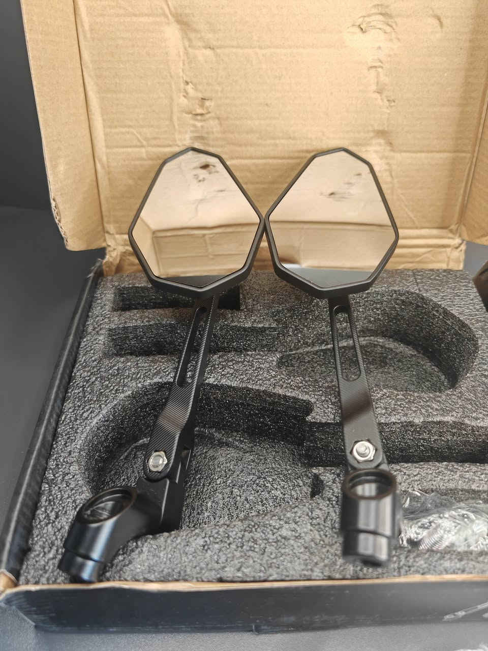 متوفر مري جانبة للدراجات، مصنوعة من سبائك الألومنيوم والزجاج الأبيض والكاربون فايبر، جديدة غير مستخدمه، مناسبة لجميع أنواع الدراجات النارية مثل كاواساكي وهوندا وياماها وبي إم دبليو وفسبا..
يوجد توصيل لجميع المحافظات ***********
