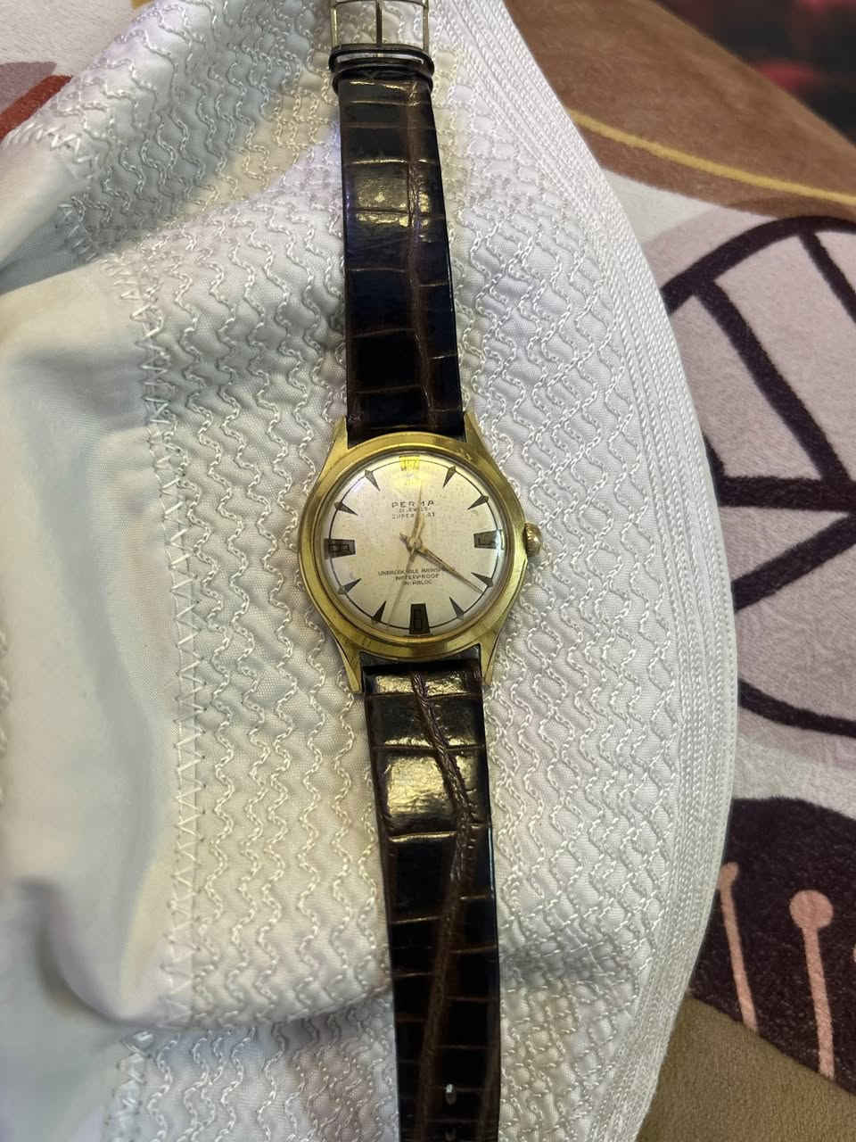 السلام عليكم ساعة بيرمة موديل خمسينات تغليف ذهب الساعة مكينتها تكويك ونظافة المكينه 1/1 سعرها 100$ وبيها مجال للتواصل الرقم ***********
