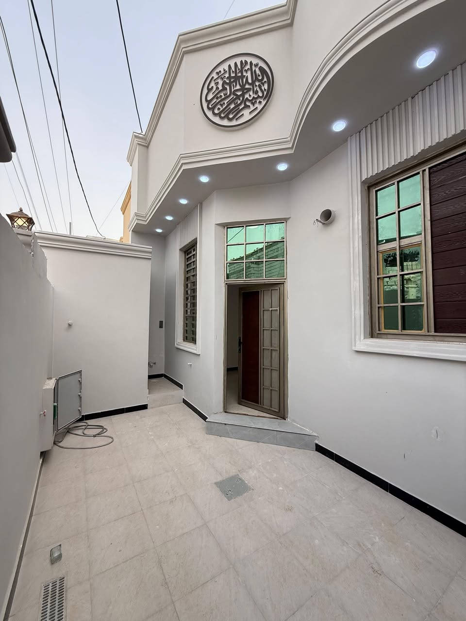 دار سكن للبيع 🏠
تستلم دارك عند المكاتبة مفتاح 🔑
تصميم مميز ملكي ( أكيد أجمل من التصوير )
#المساحة :: 120م 
الدار يقرب من السايدين الداخل 300م
#العنوان :: إبي الخصيب - الصنكر - قرب مازن سنتر .
#يحتوي :: كراج . استقبال . مطبخ . صحيات خارجية .
صالة . درج . صحيات داخلية . غرفتين منام . مناور .
…………….
ملك صرف زراعي عراقي نموذج 25
…………….
#السعر_المطلوب :: 75مليون قابل للتفاوض .
…………….
#علماً / دار ثاني بجوار هذا الدار جاهز وبنفس وقت
للاستفسار *********** جاسم المالكي
