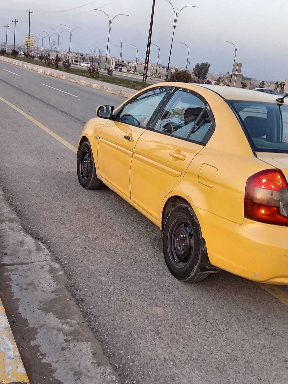 السلام عليكم للبيع سياره اكسنت فيرنا محرك ١٦ رقم بغداد جديد باسمي سياره بيها سقف كص سعر ٦٧ وبيها مجال لشراي يتصل *********** مكان موصل الايسر
