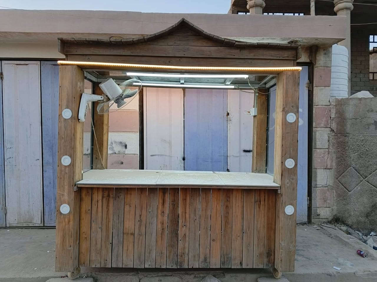 السلام عليكم عربانه كبيرة تفصال تزكام شغل درجه اولى ترهم لكل شي ومغلفه بورسلين وجوة البورسلين اكو فتحه جدر ترهم بالشتاء لبلبي او غير شي. الصفاح كلهة جام وكهربائياتهة كامله مخفي العنوان بغداد ***********
