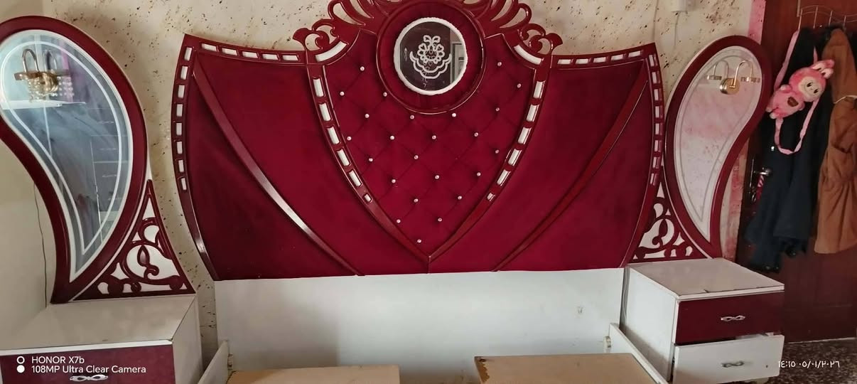 السلام عليكم  عيني هاي غرفه للبيع  تركيه نضيفه حيل8 قطعه والسعر خاص  وهذا الرقم   *********** موجود وات ساب
