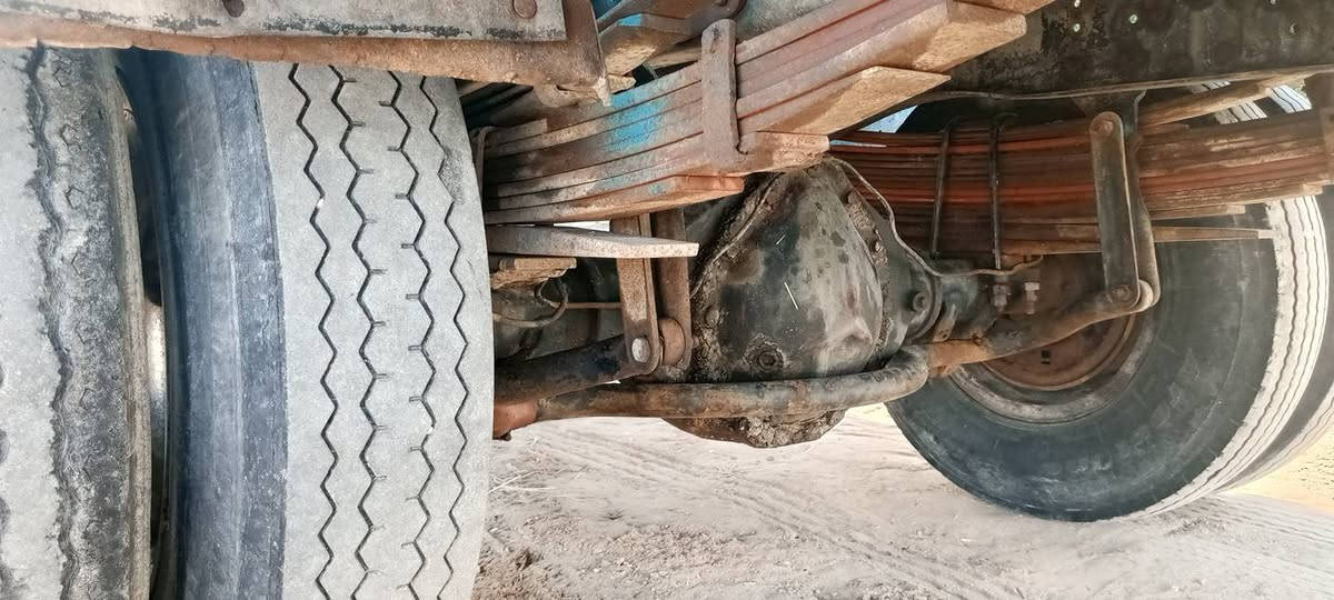 سلام عليكم للبيع مرسيدس أخرس شاصي فان عريض موديل 1983 مكينه لاابخار ولااتنقيص كير17جوزه اكسن 8دبه تخم تاير جديد دوشمه جديده كهربائيات كلها شغاله سياره مكفوله ***********
