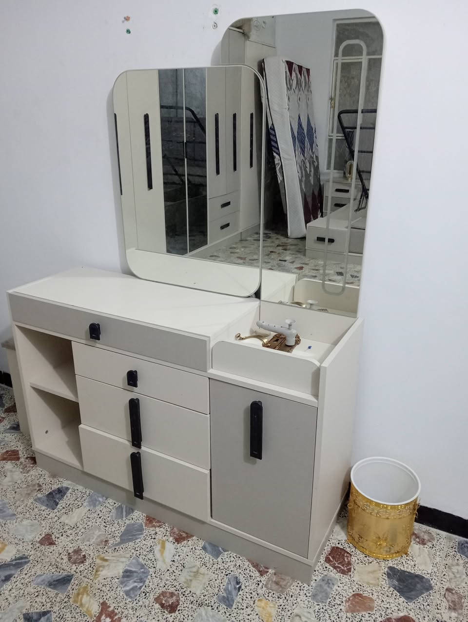 سلام عليكم غرفه للبيع السعر خاص. للاستفار ***********
