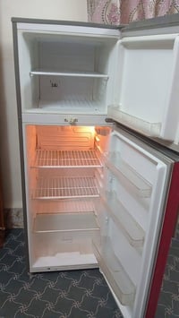 ثلاجه ١٢ قدم نضيفه جدا بلاديه بس مشحونه غاز للبيع ١٢٥ وبيه مجال م٠٧٨٠٠...