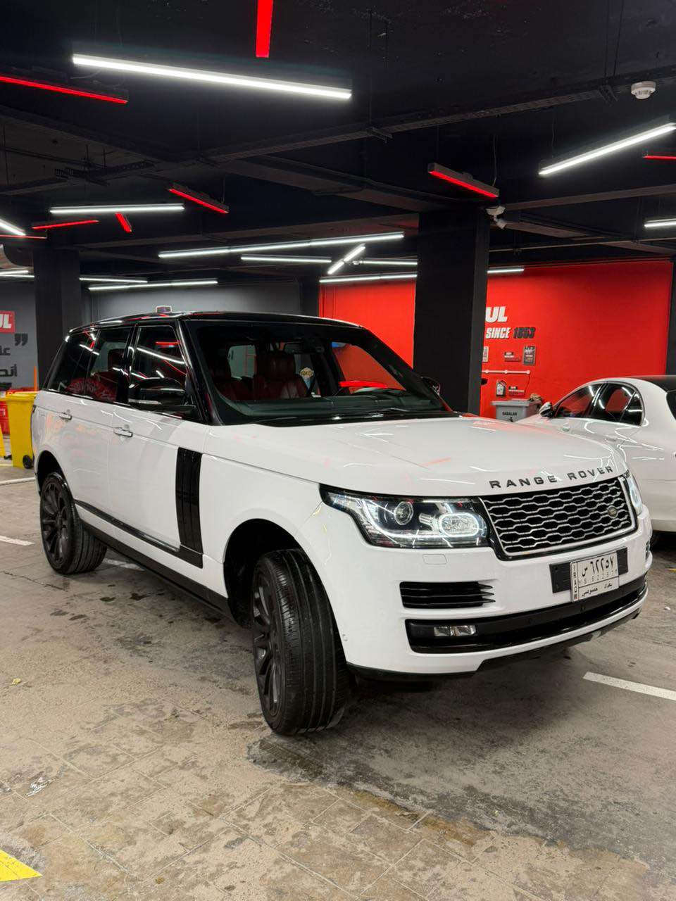 Jo: للبيع ملكة الفخامة البريطانية.. رانج روفر فوچ Autobiography 2016 (VIP الملكية) - خليجي سردار
الأداء والقوة (القلب النابض):
المحرك: الوحش البريطاني V8 Supercharged.. عنوان للقوة والأداء العالي .
ناقل الحركة: 8 سرعات مع شفتات رياضية خلف الستيرن، لتجربة قيادة ملكية تجمع بين النعومة والقوة المطلقة.
المسافة المقطوعة: 100 ألف كم فقط (إدامة شاملة وكاملة مابيها اي نقص).
المنشأ: وارد وكالة سردار - بغداد (أعلى فئة مواصفات Autobiography vip).
حالة البدي واللون:
الصبغ: مكفولة كفالة عامة من الصبغ، حتى الدعاميات صبغ شركة ومكفولة.
ملاحظة للأمانة: يوجد تكحيل كارت (مقدار إصبعين فقط)
اللون: أبيض ملكي (تو كلر) مع قمارة سوداء أصلية.
المقصورة والرفاهية (VIP الكاملة)
نظام المساج: نظام مساج ملكي لجميع المقاعد (أمامية وخلفية).
نظام المقاعد: كشنات منفصلة خلفية (Individual VIP Seats) بوضعية استرخاء ملكية.
التحكم والخزن: جميع الكشنات (أمامية وخلفية) كهرباء بالكامل مع نظام ذاكرة خزن (Memory) لكل المقاعد.
الراحة: نظام تبريد وتدفئة لجميع المقاعد (أمامية وخلفية).
الديزاين: داخل جلد أحمر (كامل) فائق النعومة + سقف (شاموا/كنتارا) أسود أصلي بحالة المصنع.
التبريد: ثلاجتين منفصلة (ثلاجة أمامية + ثلاجة خلفية للركاب).
الأنظمة الذكية والتكنولوجيا:
أنظمة القيادة: نظام النقطة العمياء (Blind Spot) + حساسات أمامية وخلفية كاملة.
الإضافات الخارجية: مري شفط (طي آلي)، أبواب شفط، وصندوق كهرباء.
الرؤية: داتا شو (HUD) عرض المعلومات على الجامة، وكاميرات محيطية 360 درجة.
التحكم: ستيرن كهرباء (فول تحكم) مع نظام صوتي Meridian المحيطي.
الملحقات: غراض الشركة والعدة كاملة وموجودة بالسيارة.
التفاصيل المالية والموقع:
السعر: 34500$ (345 ورقة) وبيها مجال طيب للشراي.
المكان: بغداد - السيدية.
للتواصل: *********** بغداد, العراق
