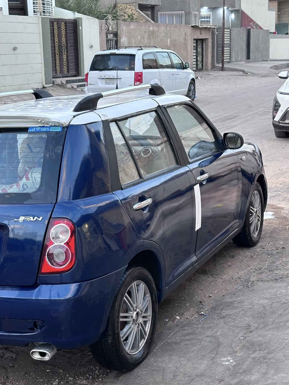 ليفان مستر بن ٣٢٠ موديل ٢٠١٣ رقم بغداد الماني شرط التحويل السياره جان بيها خياسات بالدوس سويتهن وجانت جارده وصبغتها حزام بدون ضربه وصورها قبل الصبغ موجودة كير ومحرك وكلج ياباني وحداديه جديده نقصها فقط كمبريسر تبريد كهربائيات كلها شغاله ماشيه ١١٥ شاشه اندرويد سعرها ٢٨ وبي مجال جدا بسيط للاستفسار ***********
