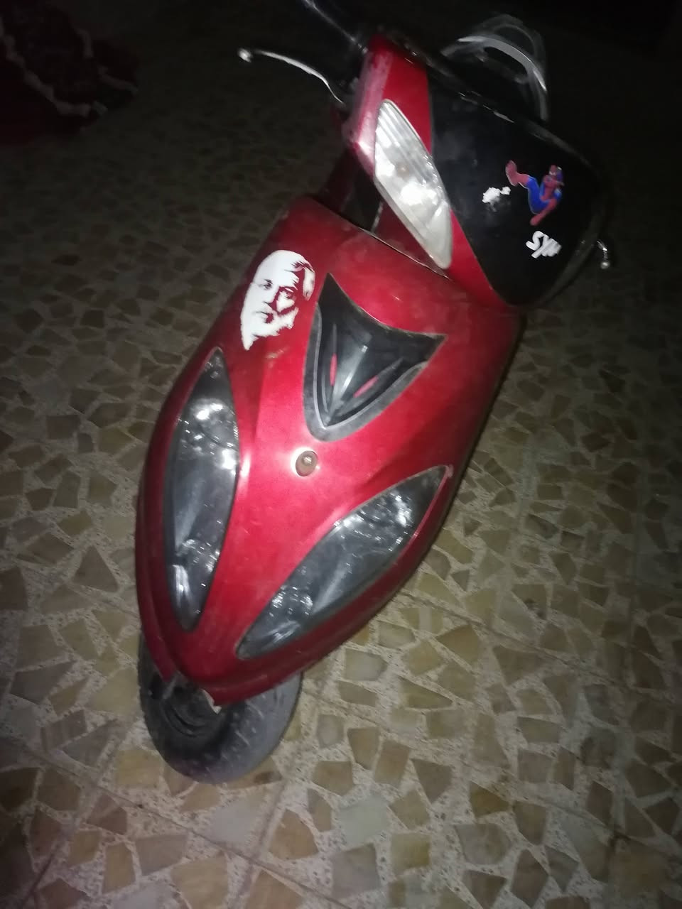 سلام عليكم دراجه سيام نضيفه سلف نكره وحده كهربائيات كلهن شغالات باتري جديد دراجه بيها شلعه بسرعه كلشي كامل بيها ولدراجه مفتوحه السعر ٣٢٥ التواصل خاص واذا يعجبك دك على رقمي ***********
