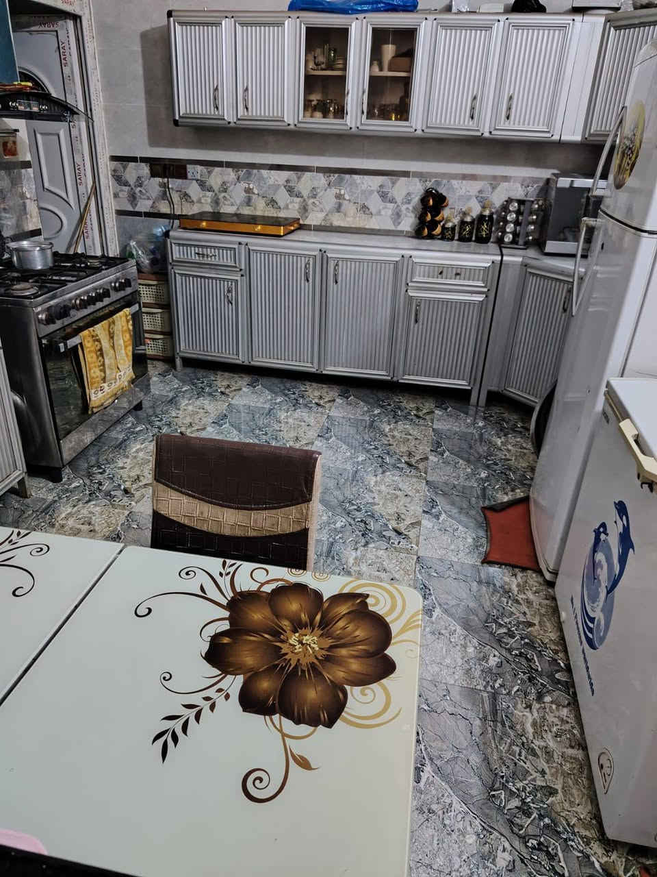 بعد الصلاة على رسول الله دار سكن مساحة ١٢٥ متر للبيع منطقة التحرير الارهاب بناء حديث مطلوب اسكان الراغب بالشراء الاتصال على *********** وكما مبين في الصور
