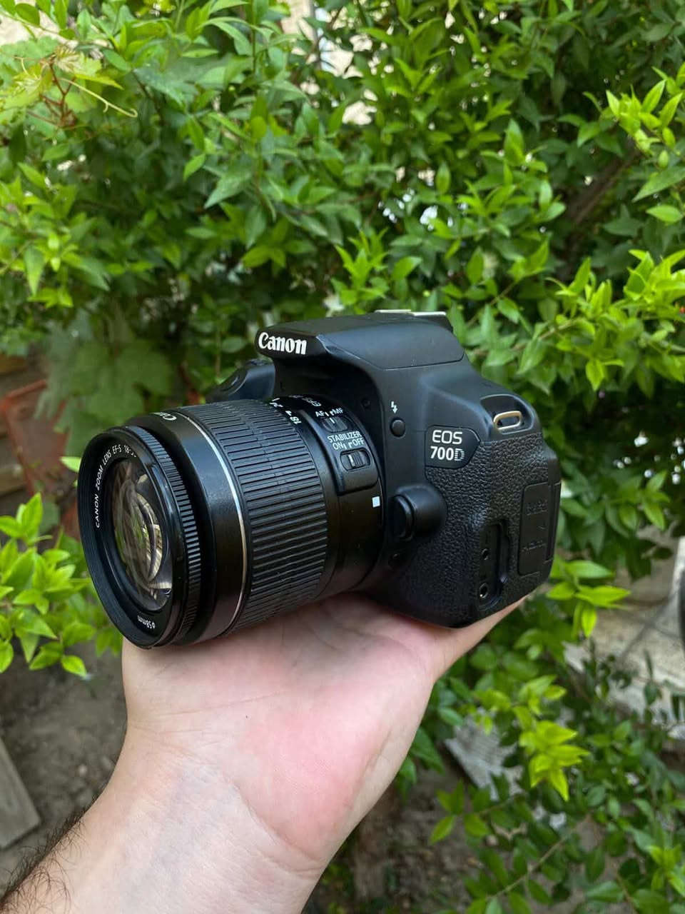 كاميرا كانون 700D ، الكاميرا بحالة ممتازة جداً ونظيفة ، استخدام خفيف مناسبة للتصوير الفوتوغرافي والفيديو وصناعة المحتوى.  
تدعم تبديل العدسات وشاشتها قلّابة متحركة.  
يجي وياها كامل أغراضها/الشاحن والبطارية و حقيبتها الخاصة
السعر ٤٠٠ الف و بيها مجال 
البيع بسبب عدم الاستخدام.  
للاستفسار *********** 🤍
