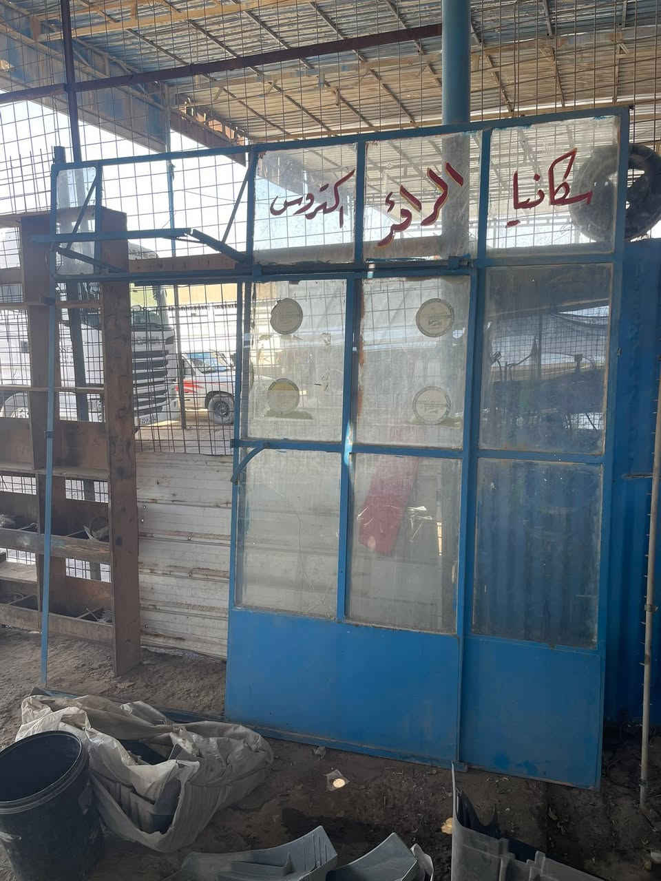 السلام عليكم واجهيه حديد باب سلايت جدد نضيفات حديد مغلون العدد(((2))). مكاني جسر ديالى القديم 
***********

