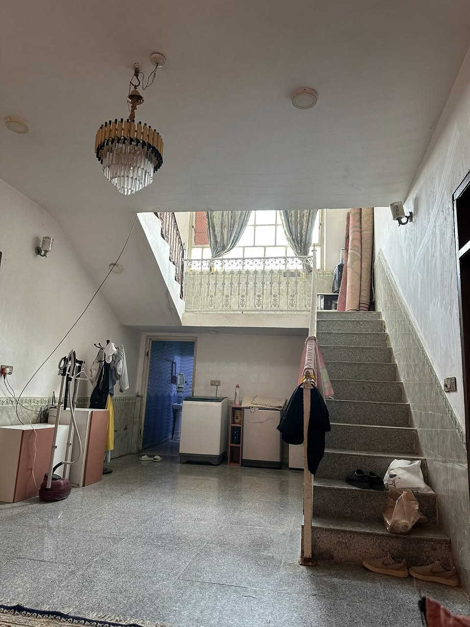 السلام عليكم 
بيت في حي الامين الثانية للبيع مع الاثاث 
المساحة 600 متر
مساحة البناء 200 متر 
يحتوي على مطبخ و صالة و استقبال و ثلاث غرف نوم
التبليط واصل للباب والخدمات كاملة 
البناء عكادة  ويبعد عن الشارع العام كيلومتر واحد 
السعر مناسب جدا 
للاستفسار التواصل على الخاص او الاتصال على الرقم 
*********** 
الرقم بي واتساب
