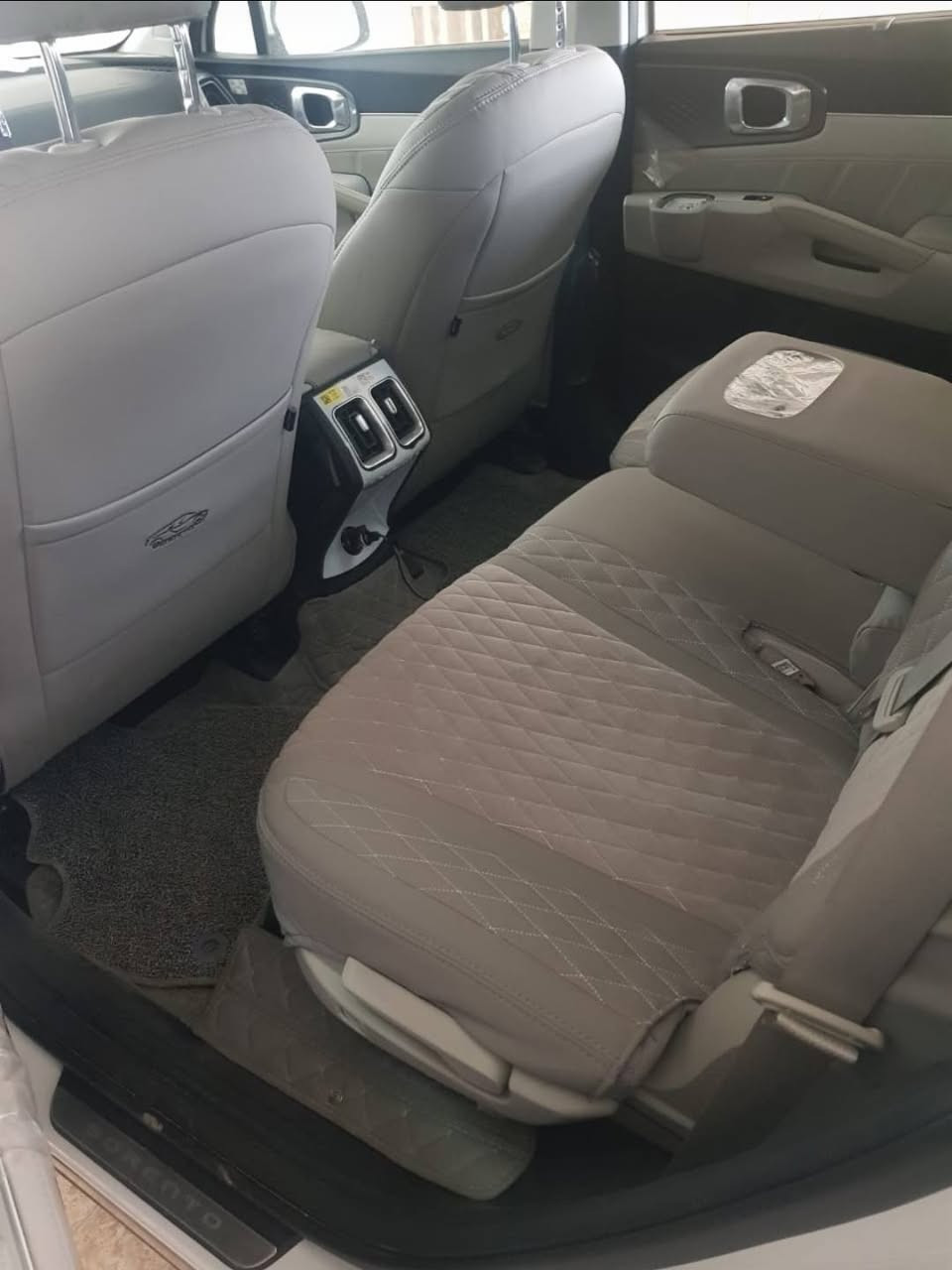 السلام عليكم 
كيا سورينتو للبيع موديل 2024 ماشيه تقريبا 8000 السيارة جديده خليجيه بيها بصمه ودخول ذكي وصندوق كهرباء وتبريد منفصل بين السائق والراكب و7 مقاعد والكير عصا وداتا شو حجم المحرك 2500 ويل مالتها 19 حساسات امامية خلفيه و ولد نهاري ومرايه تعتيم السعر 282 وبيها مجال حك الجيه 

للاتصال 
***********
