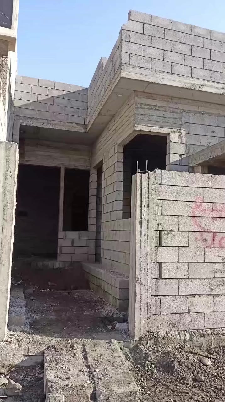 هيكل للبيع العنوان القوسيات قرب المدرسه الصينيه 🏤المساحه ١٠٥ متر ➡️شارع تبليط خدمات كامل ➡️ غرفتين نوم 
الاستفسار على الرقم 📲***********
***********📲
