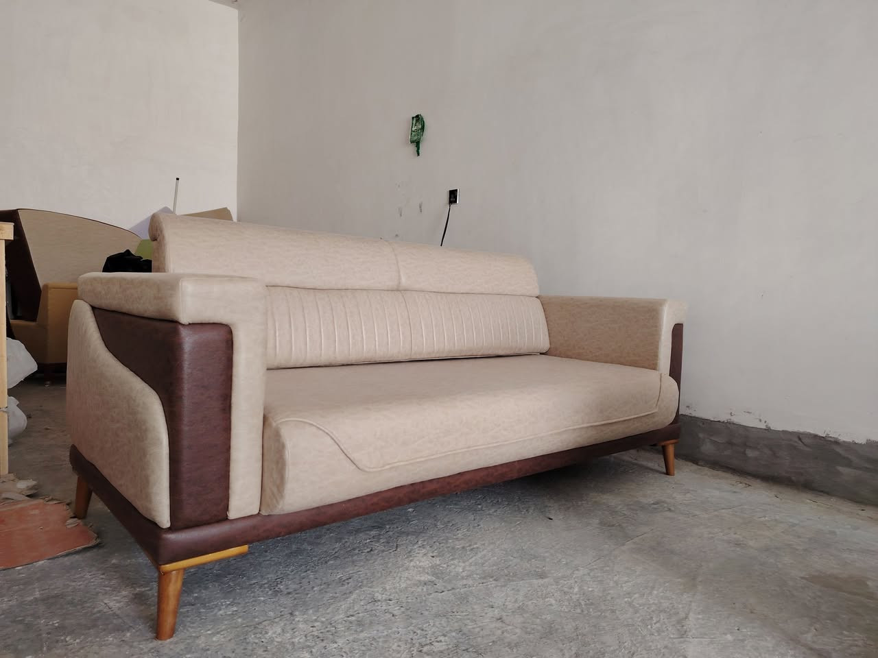 قنفة ثلاثية ضهر قلاب تتحول سرير ب 150 الف جديد غير مستخدم تصفية معرض/***********
