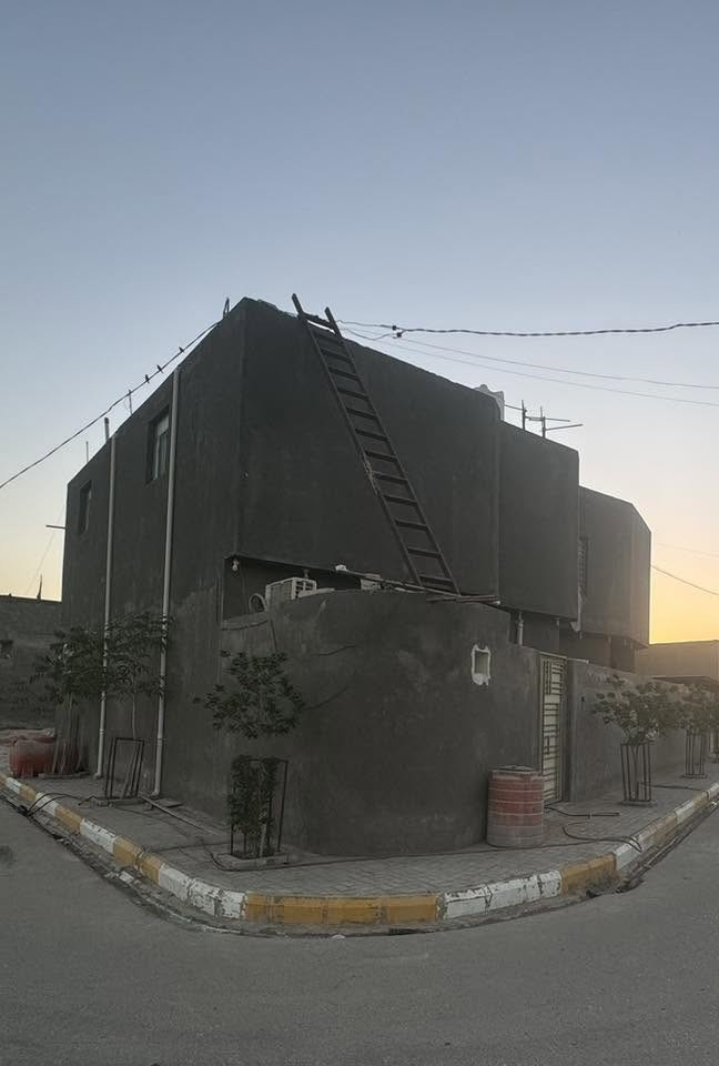 دار للبيع او مراوس بقطعه تجاري بناء ٢٠٢٤حي موسى الكاظم ركن المساحة ٢٢٨م يحتوي على استقبال مطبخ ٥غرف نوم صالتين كبار گراج صحيات عدد٤للاستفسار ***********
