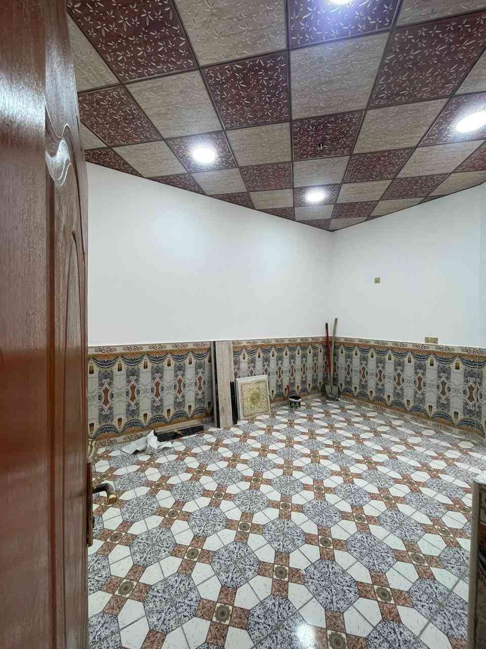 بيت للبيع مساحة 50 متر بصف الركن 

صب اساس وسقف 
منطقة 24 خلف حديقة شريط ميسان 
البيت نظيف كولش 
وخلفه شارع الشيوخ 
متكون البيت من طابقين
استقبال وصيحات بره وصحيات جوه ومكشوفة ومطبخ كبير او ممكن يصير صالة ويتحول المطبخ بالمكشوفة 
والفوك غرفة وصاله 
الاساس والسقف صب 
الطابق الثاني الغرفة والصالة اعكادة بيت جاهز 
السعر 69 مليون وبي مجال بسيط 
للاستفسار اتصال فقط 
***********
