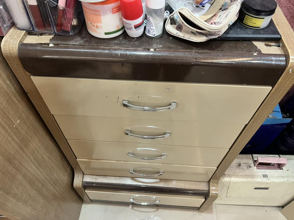 السلام عليكم عندي مجموعة غراض للبيع بغداد
ثلاجه

غرفة نوم تركيه ٨قطع

مرشحة طباخ

كنتور بناتي بابتين وياه سرير هديه

بنكة سقفيه عدد خمسه باناسونك

طباخ غازي

للاستفسار الاتصال على الرقم

***********
