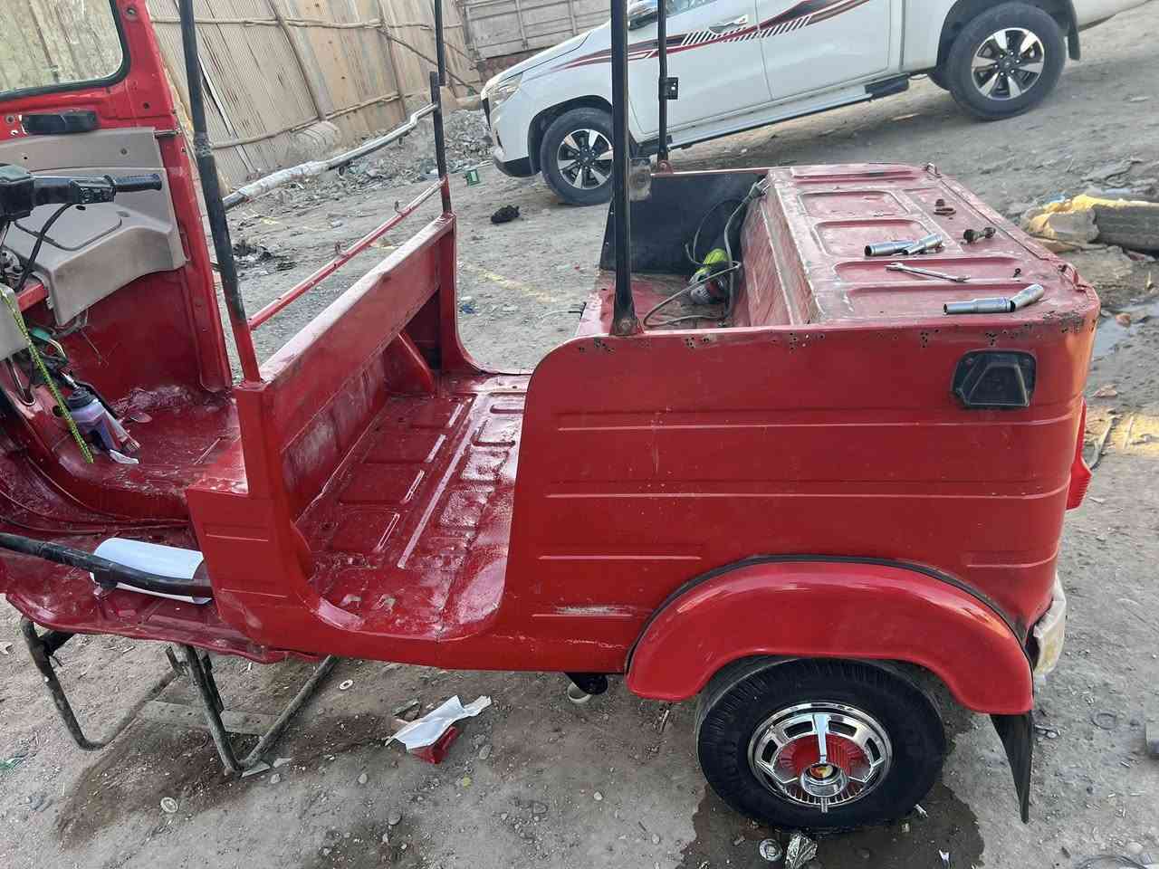 تكتك 17شهر 11اوراق بسمي  سعر 3500 وبيهة حك جيه *********** جادر موجود تجي تلكه مشدود ودوشمه جديده
