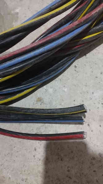 كيبلات للبيع 
عندي ثري فيس 3حار واحد بارد نوعيه درجه شرط احسن نوعيه 
 سعر المتر 4ونص  
عندي لف حار وبارد نفس نوعيه ثري فيس بس خطين  سعر المتر 2ونص 
عندي لف عادي متر 1500 الف  
***********
