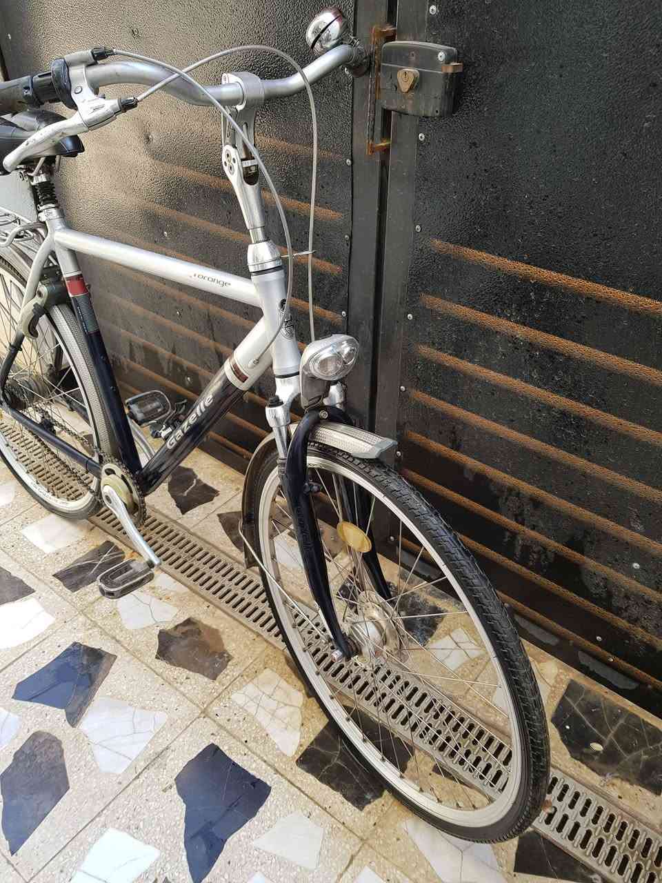 بايسكل باله ترحال هولندي ماركة غزال حجم 28 بريك الخلفي بلمكينه(بلبايدر) حساس داينمو ثلجي ابيض سعره 150الف *********** واتساب
