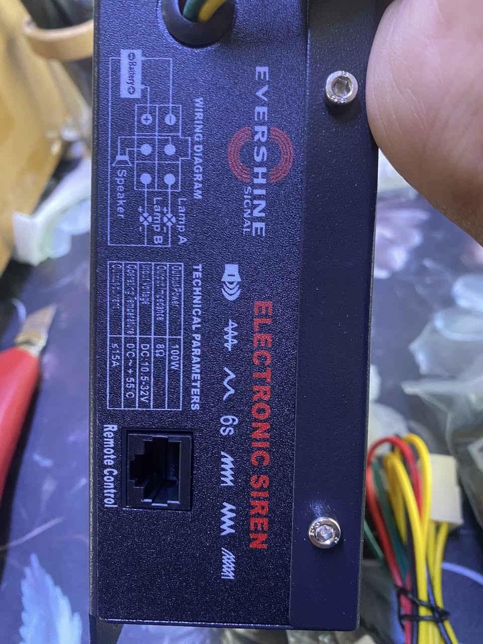 جهاز إنذار إلكتروني للسيارات من ماركة EVERSHINE، يستخدم لإصدار أصوات تحذيرية والتحكم في الإضاءة. إليك أهم ميزاته ومواصفاته:
يحتوي على وحدة رئيسية للإنذار مع ميكروفون للتحكم بالصوت والأوامر.
يوفر خيارات متعددة لنغمات الإنذار يمكن التبديل بينها بسهولة.
يتضمن وحدة تحكم في مستوى الصوت، بالإضافة إلى مفاتيح خاصة للتحكم في الإضاءة (Lamp A/Lamp 😎.
يأتي مع مخطط تفصيلي لتوصيل الأسلاك بالبطارية، ومكبر الصوت، وأضواء السيارة.
ترجمة النص الأساسي
العنوان: دليل جهاز الإنذار الإلكتروني من EVERSHINE
التحكم بالصوت: قم بالضغط مع الاستمرار على زر التحكم، ثم اضغط على زر الإضاءة المتوافق.
التحكم بمستوى الصوت: اضغط مع الاستمرار على زر التحدث في الميكروفون، وقم بالضغط على زر التحكم في الصوت.
الميكروفون: اضغط مع الاستمرار على الزر وتحدث باتجاه الميكروفون للحصول على أفضل جودة صوت.
مخطط الأسلاك:
السلك الأحمر: للتوصيل بالقطب الموجب للبطارية.
السلك الأسود: للتوصيل بالقطب السالب للبطارية.
الأسلاك الخضراء: للتوصيل بمكبر الصوت.
الأسلاك الصفراء والبرتقالية: للتوصيل بالأقطاب الموجبة للأضواء.

اعلى سعر ابيع توصيل جميع الامحافظات


**إذا كنت صاحب هذا الإعلان وتريد حذفه لأي سبب، رجاءا أرسل رسالة إلى الدعم الفني**