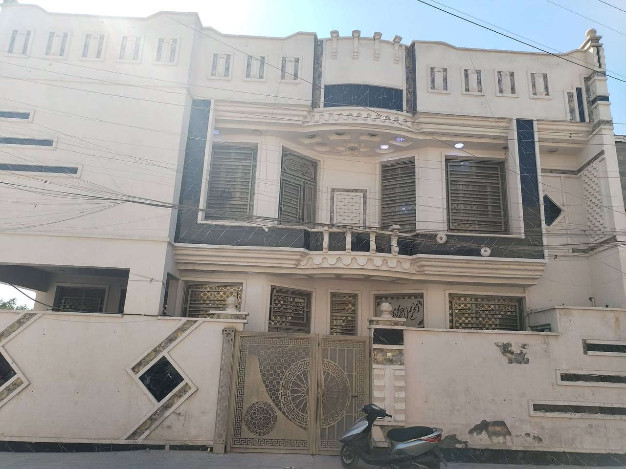 السلام عليكم عندي بيت 140 متر
ركن بكفائات العبيدي بشارع 50

للايجار يحتوي الطابق الأول صاله استقبال مطبخ صحيات

الطابق الثاني اربعه غرف نوم مع صحيات وصا

 ***********له
