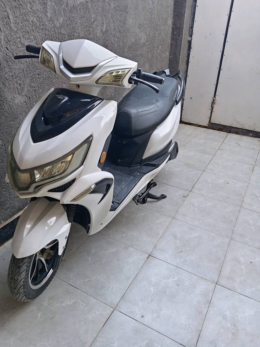 هذه سكنس كهربائية، لونها أبيض وحالتها جيدة. اقتصادية في استهلاك الطاقة ومثالية للتنقل داخل المدينة. يتم شحنها بسهولة وتوفر قيادة مريحة وآمنة بفضل تصميمها العملي والمتين.